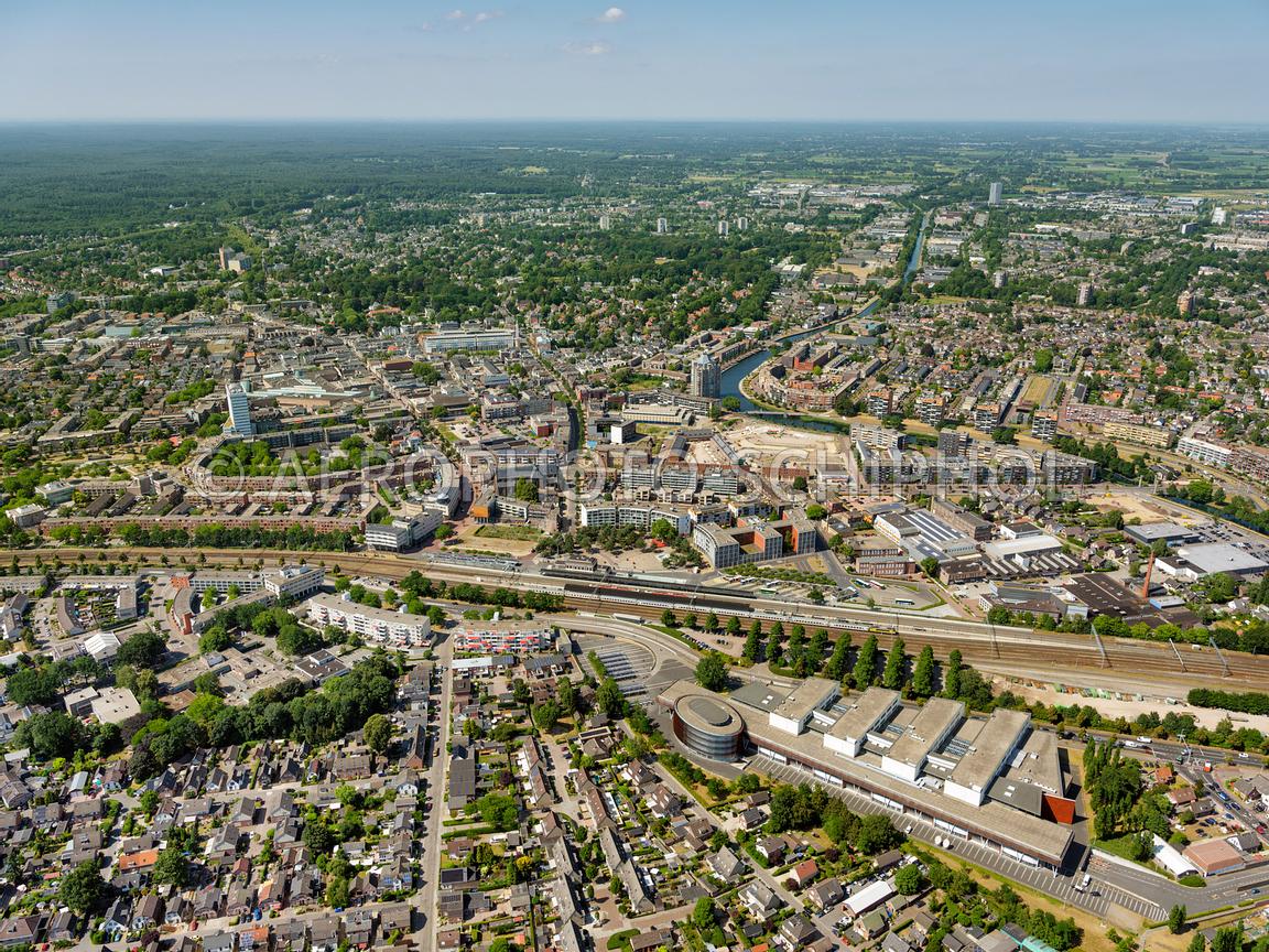 Apeldoorn, stadscentrum met centraal in beeld het station Apeldoorn met rechts daaronder Aventus, locatie Laan van de Mensenrechten, rechts boven het station Park Haven Centrum.
(C) 29 juni 2018  Marco van Middelkoop/Aerophoto-Schiphol? (Apeldoorn, s
