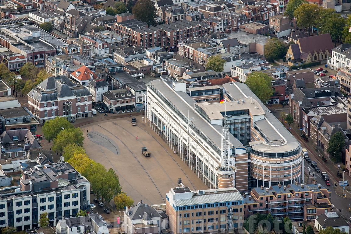 Stadhuis en Marktplein in het centrum van Apeldoorn